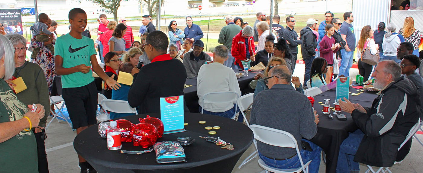 Attendees gather and eat during the prize giveaways